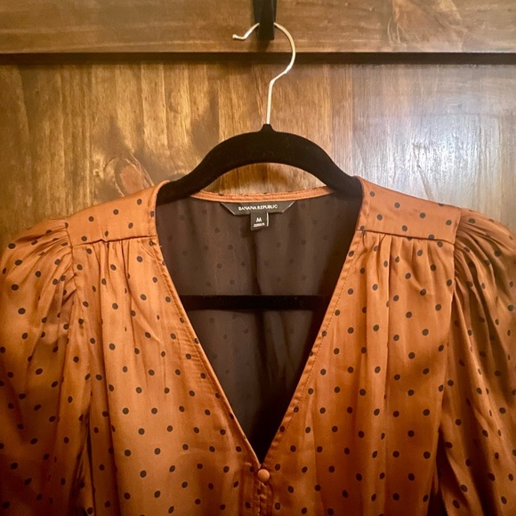 NEW Banana Republic satin peplum top w/ cinched waist M. Rust w/ black dots - Picture 5 of 5